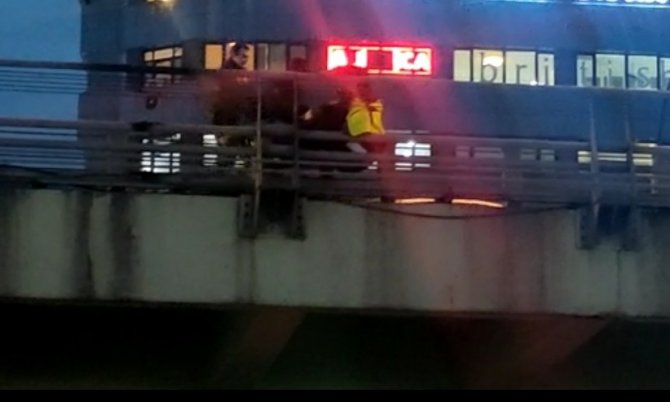 Mecidiyeköy Üst Geçitte İntihar Girişimi