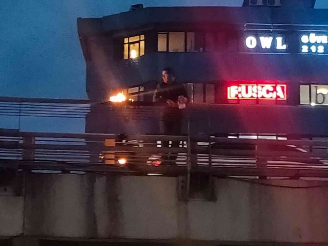 Mecidiyeköy Üst Geçitte İntihar Girişimi