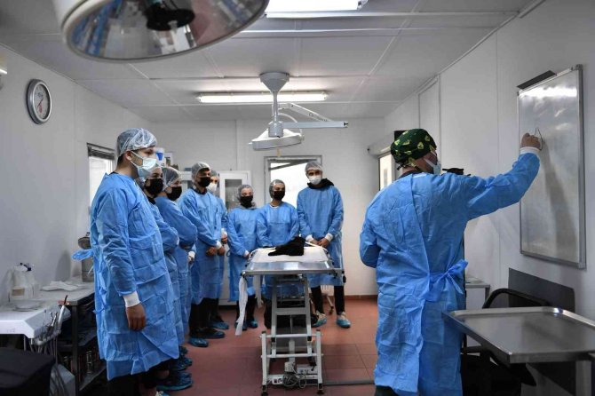 Öğrencilere Uygulamalı Veterinerlik Eğitimi