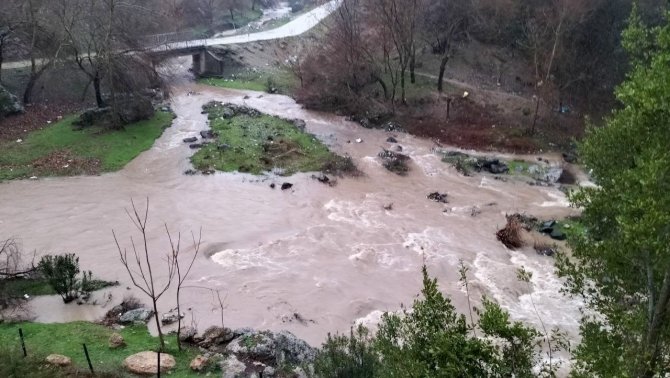 Osmaniye’de Şiddetli Yağış Çayların Debisini Arttırdı