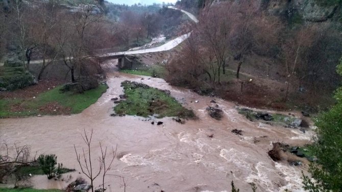Osmaniye’de Şiddetli Yağış Çayların Debisini Arttırdı