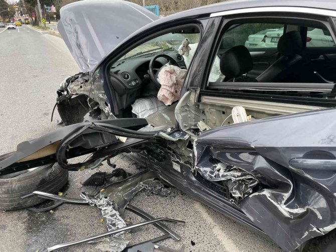 Sarıyer’de Hatalı Sollama Yapan Araç Karşı Yönden Gelen Araca Çarptı: 3 Yaralı