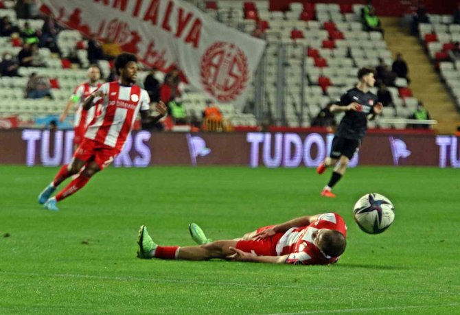 Spor Toto Süper Lig: Antalyaspor: 1- Sivasspor: 0 (İ̇lk Yarı)