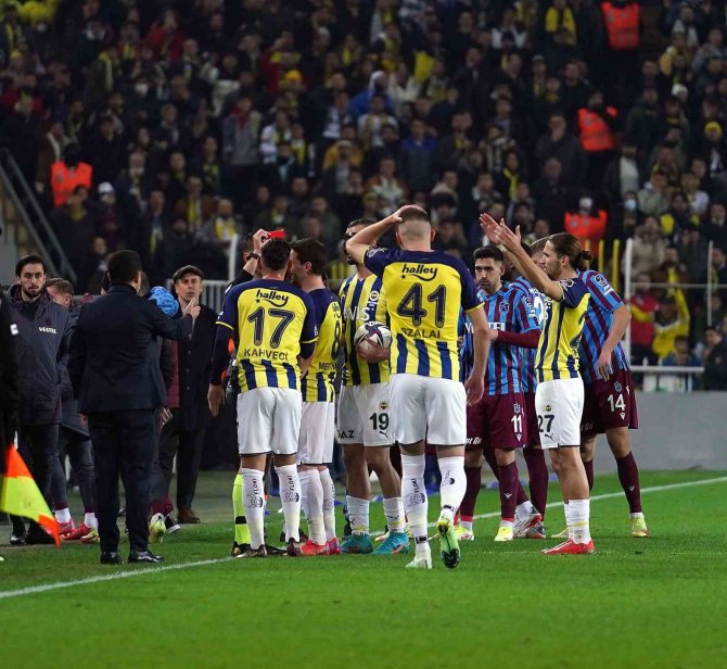 Spor Toto Süper Lig: Fenerbahçe: 0 - Trabzonspor: 1 (İ̇lk Yarı)