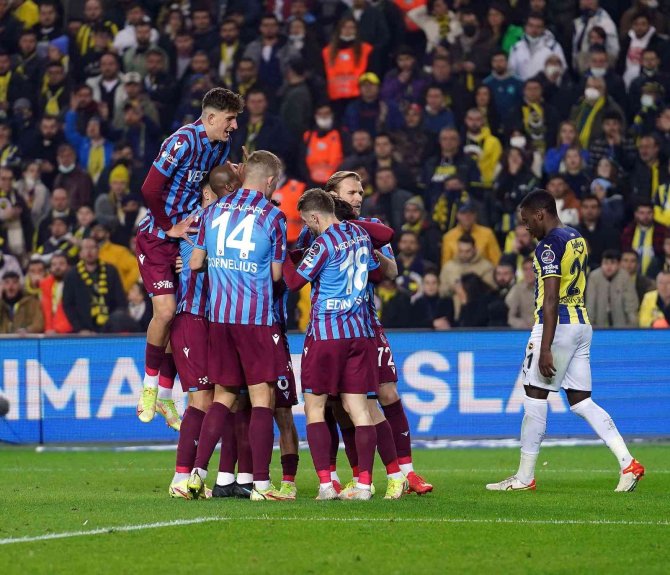 Spor Toto Süper Lig: Fenerbahçe: 0 - Trabzonspor: 1 (İ̇lk Yarı)