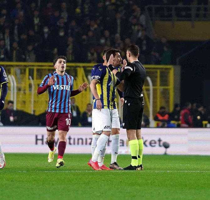 Spor Toto Süper Lig: Fenerbahçe: 0 - Trabzonspor: 1 (İ̇lk Yarı)