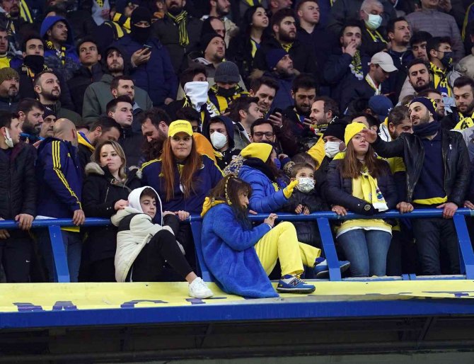 Spor Toto Süper Lig: Fenerbahçe: 0 - Trabzonspor: 1 (Maç Devam Ediyor)