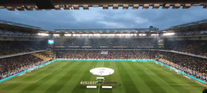 Spor Toto Süper Lig: Fenerbahçe: 0 - Trabzonspor: 1 (Maç Devam Ediyor)