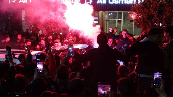 Trabzonsporlu Taraftarlar Fenerbahçe Maçı Beraberliğini Kutladı