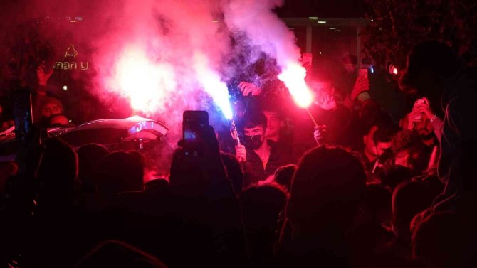 Trabzonsporlu Taraftarlar Fenerbahçe Maçı Beraberliğini Kutladı