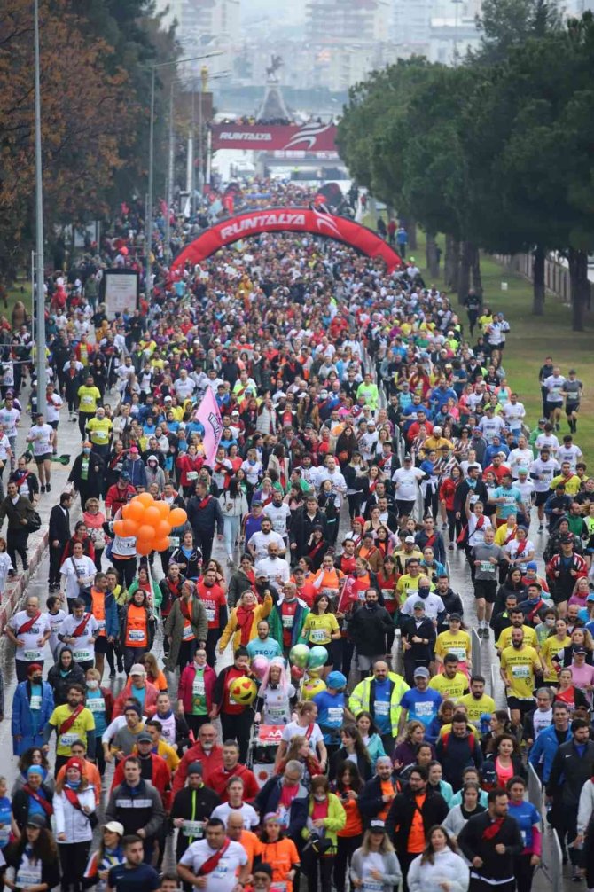 Runantalya’da Binlerce Koşu Tutkunu Yağmur Durduramadı