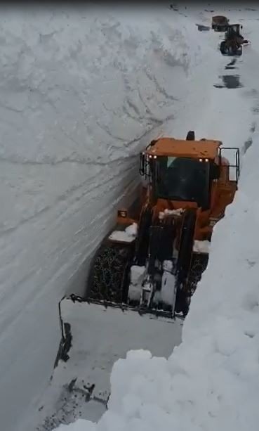 Van-bahçesaray Karayoluna Çığ Düştü, Kar Kalınlığı 10 Metreyi Buldu