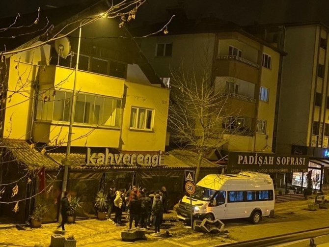 Alkollü Sürücüyü Kafeye Girmekten Beton Saksılar Ve Direk Durdurdu