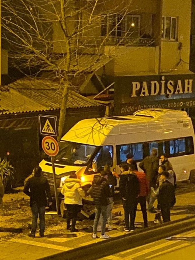 Alkollü Sürücüyü Kafeye Girmekten Beton Saksılar Ve Direk Durdurdu
