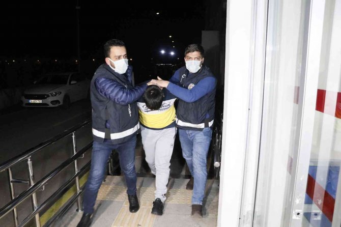 Adana’da Kızı Araçta Uğradığı Silahlı Saldırıda Ölen Kişinin Şüphelileri Mersin’de Yakalandı