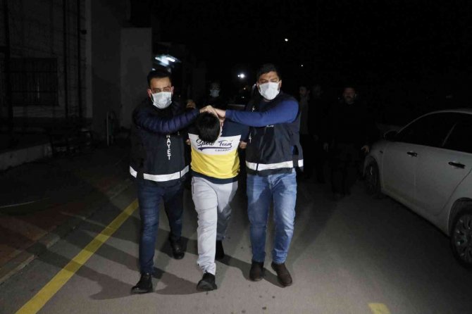 Adana’da Kızı Araçta Uğradığı Silahlı Saldırıda Ölen Kişinin Şüphelileri Mersin’de Yakalandı