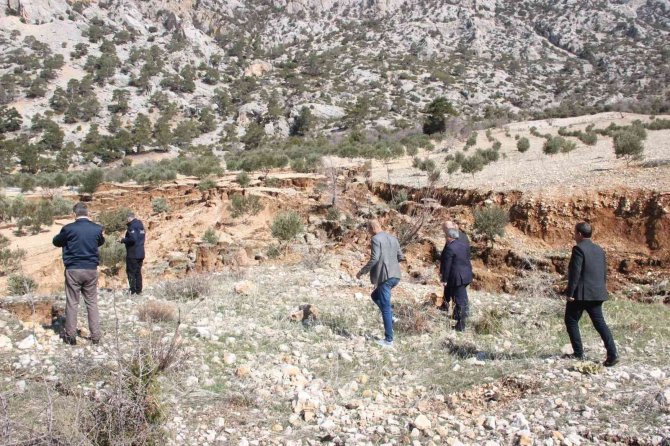 Karaman’da Heyelan Zeytin Ağaçlarını Kökünden Söktü, Köy Yolunu Ulaşıma Kapattı