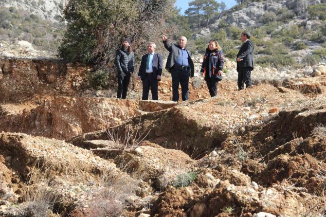 Karaman’da Heyelan Zeytin Ağaçlarını Kökünden Söktü, Köy Yolunu Ulaşıma Kapattı