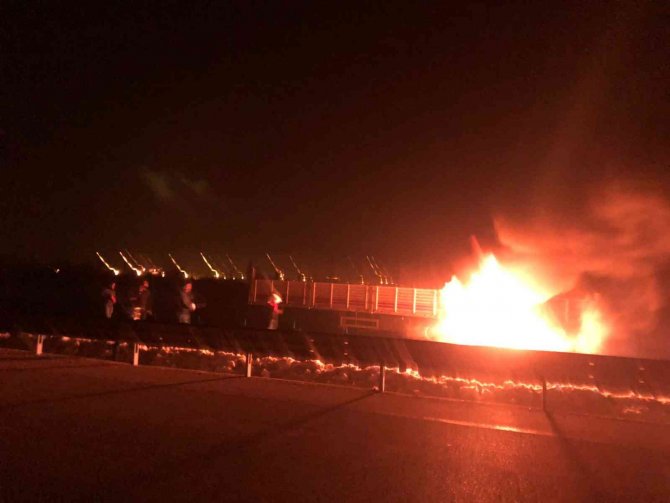 Suriye’ye Mermer Taşıyan Tır Lastikleri Alev Alınca Yolda Kaldı