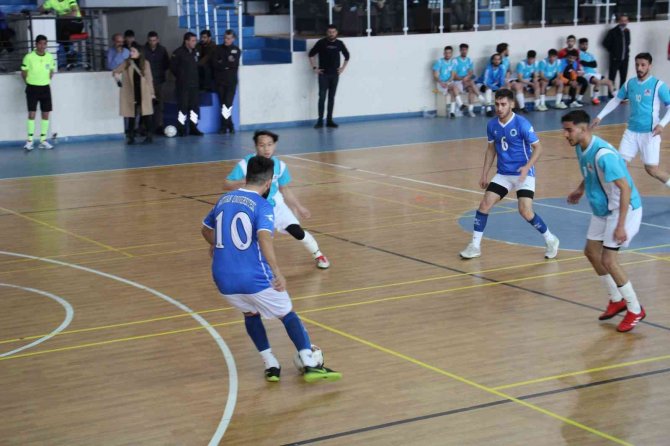 Ai̇çü’nün Ev Sahipliğinde Üni̇li̇g Salon Futbolu Müsabakaları Başladı