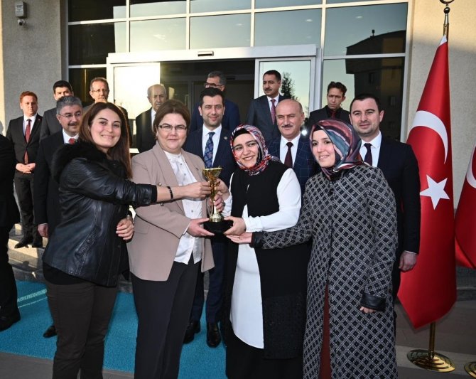 Bocce Turnuvasında Dereceye Giren Takımlar Kupalarını Bakan Yanık’tan Aldı