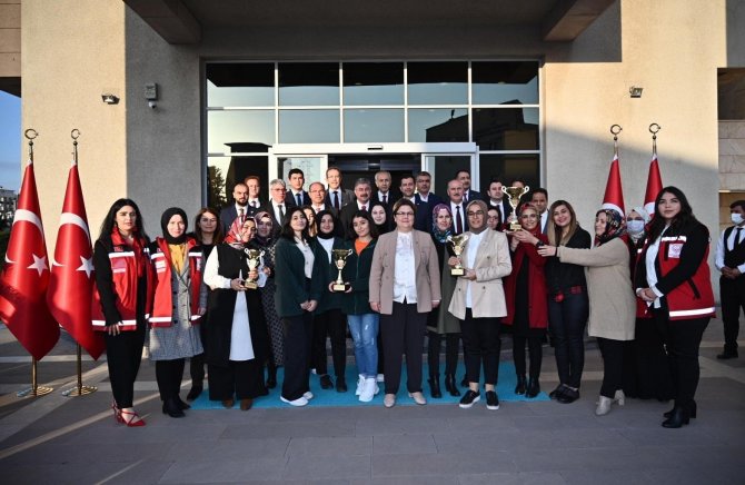 Bocce Turnuvasında Dereceye Giren Takımlar Kupalarını Bakan Yanık’tan Aldı
