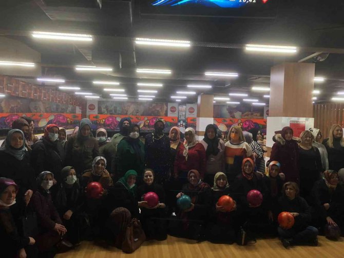 Ak Partili Kadınlar Bowling Turnuvası’nda Hünerlerini Sergiledi