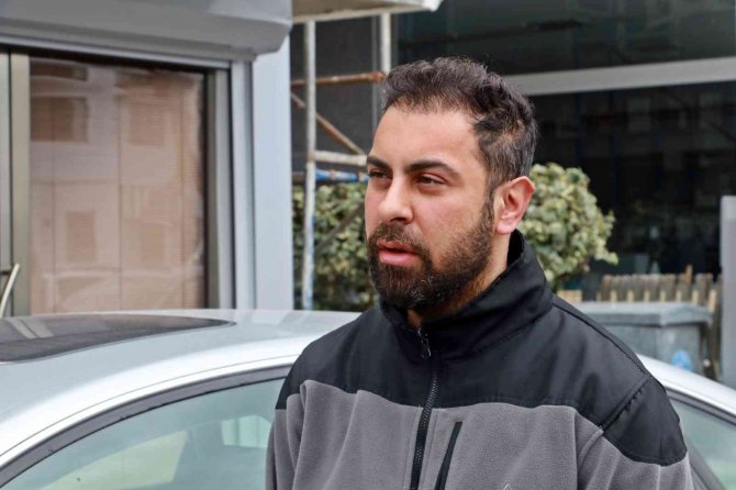 Arabasının Kapısını Açık Unutmanın Bedelini 5 Bin Euroyla Ödedi