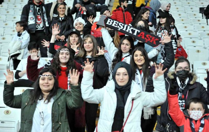 Beşiktaş Tribünlerine Kadınlar Renk Kattı