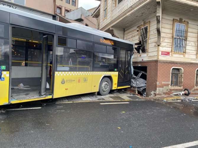 Beykoz’da Pedalı Sıkışan Özel Halk Otobüsü Dehşet Saçtı: 6 Yaralı