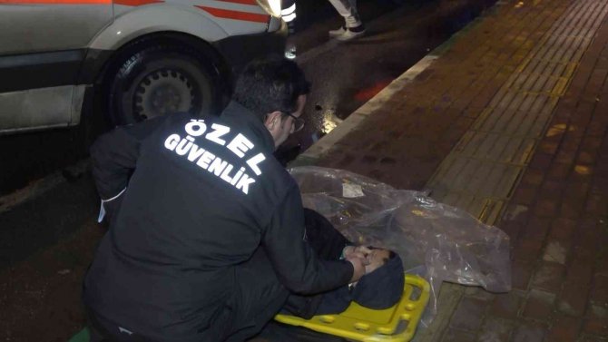 Trafik Kazasında Yaralı Çocuğa Yardım Eli Güvenlik Görevlisinden.. Ambulans Gelene Kadar Başından Ayrılmadı