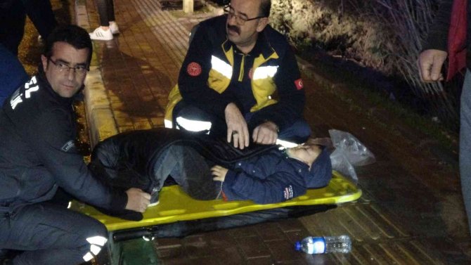 Trafik Kazasında Yaralı Çocuğa Yardım Eli Güvenlik Görevlisinden.. Ambulans Gelene Kadar Başından Ayrılmadı