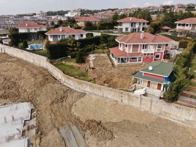 Büyükçekmece’de İnşaat Nedeniyle Kayan Milyonluk Villalarda Son Durum Havadan Görüntülendi