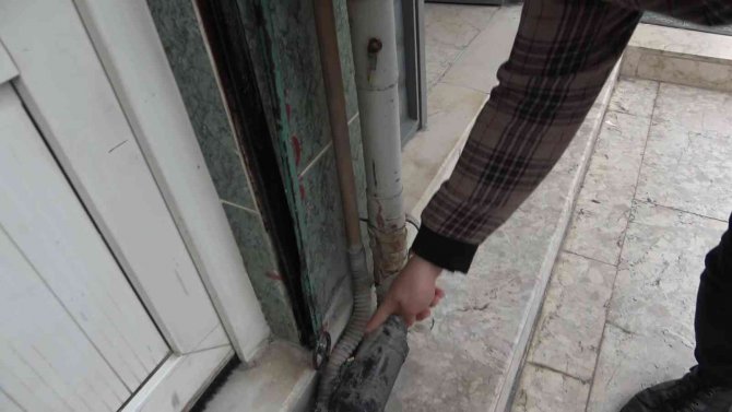 Sokaktaki Doğalgaz Topraklama Kablolarını Kese Kese Gitti