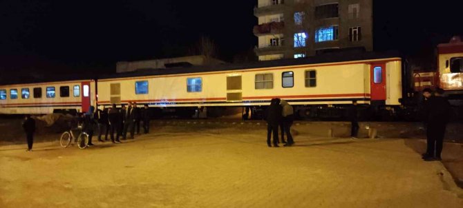 Diyarbakır’da Trenin Çarptığı Genç Öğretmen Ağır Yaralandı