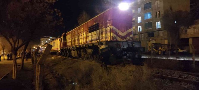Diyarbakır’da Trenin Çarptığı Genç Öğretmen Ağır Yaralandı