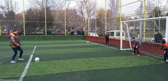 Anneler Attı Çocukları Tuttu