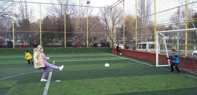 Anneler Attı Çocukları Tuttu