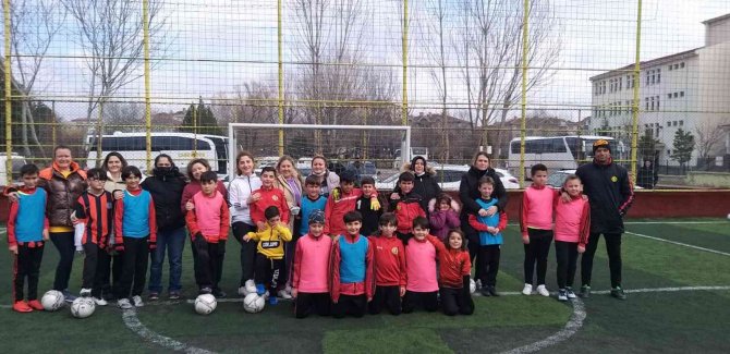 Anneler Attı Çocukları Tuttu