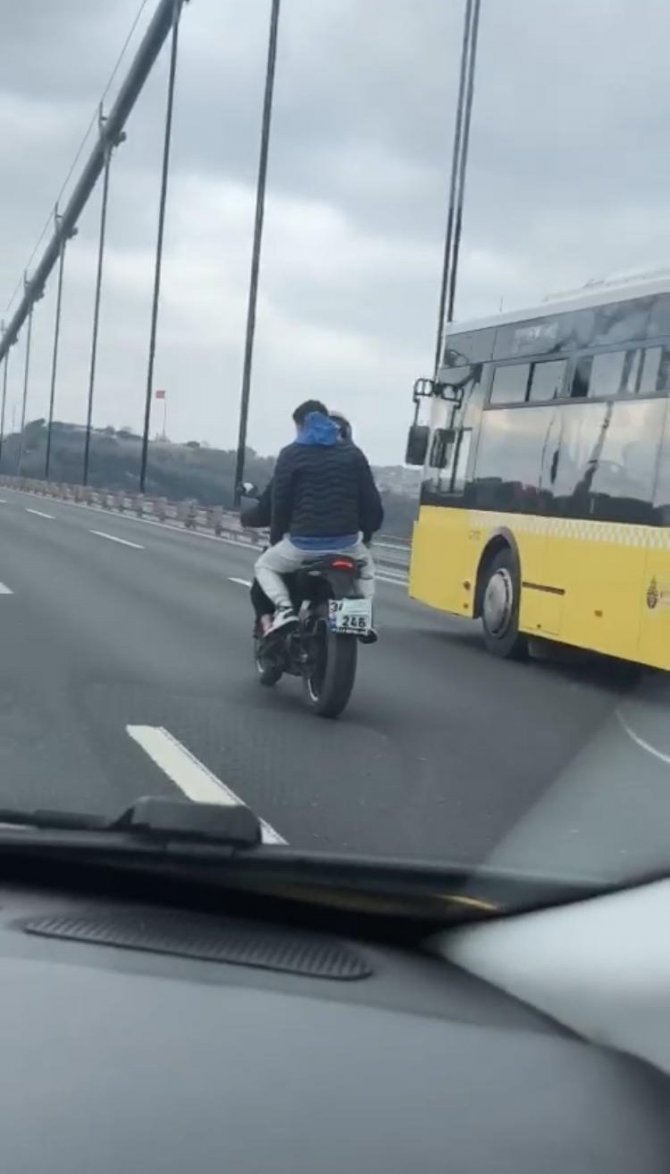 Köprü Geçiş Ücretinden Kaçan Motosikletliden Pes Dedirten Yöntem: Plakasını Cerrahi Maskeyle Kapattı