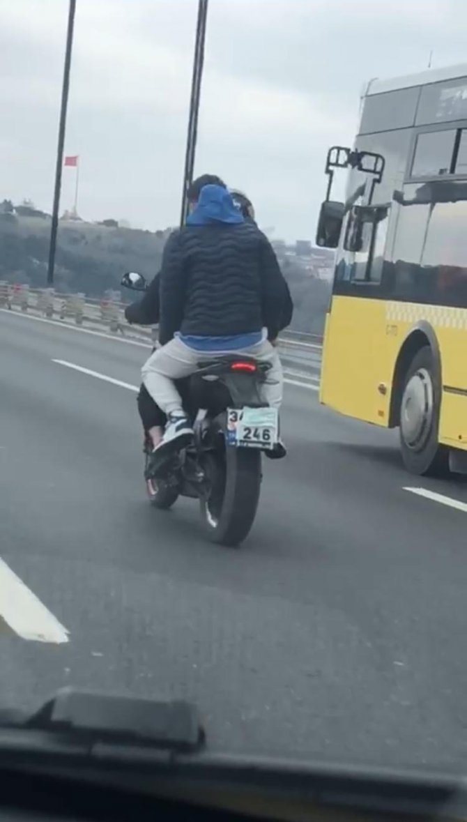 Köprü Geçiş Ücretinden Kaçan Motosikletliden Pes Dedirten Yöntem: Plakasını Cerrahi Maskeyle Kapattı