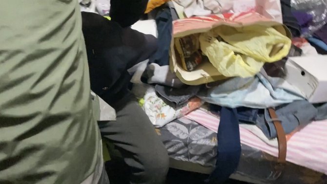 İ̇stanbul’da Nefes Kesen Uyuşturucu Operasyonu: Gitardan Esrar, Yem Çuvalından Silah Çıktı