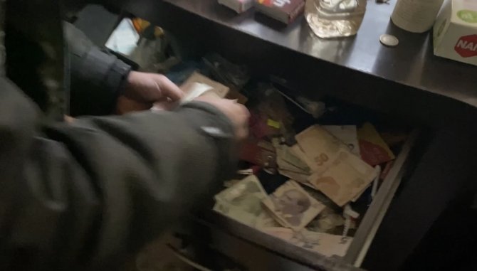 İ̇stanbul’da Nefes Kesen Uyuşturucu Operasyonu: Gitardan Esrar, Yem Çuvalından Silah Çıktı