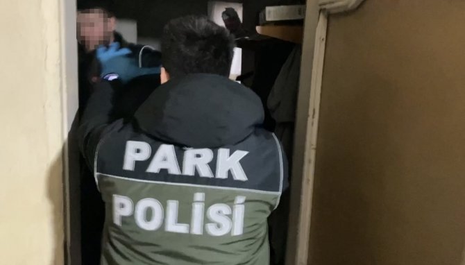 İ̇stanbul’da Nefes Kesen Uyuşturucu Operasyonu: Gitardan Esrar, Yem Çuvalından Silah Çıktı
