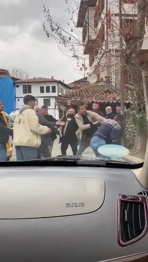 Taksici İle Minibüsçünün Yumruk Yumruğa Kavgası Kamerada