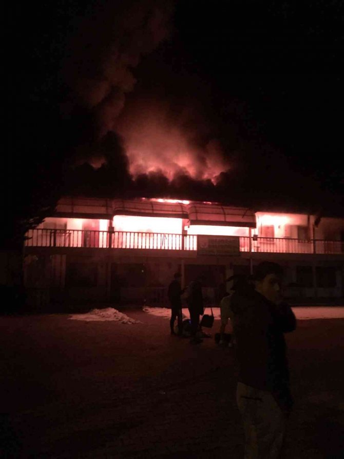 Öğrenci Yurdu Alev Alev Yandı