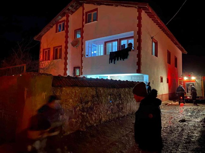 Eflani’de Çatı Yangını Büyümeden Kontrol Altına Alındı