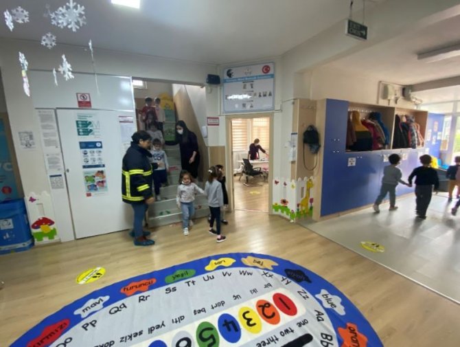 İ̇tfaiye Ekiplerinden Her Yaş Grubuna Yangın Eğitimi