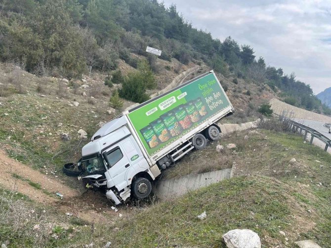 Kontrolden Çıkan Kamyon Devrildi
