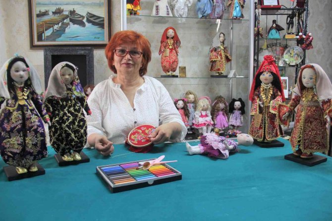 Geleneksel Kıyafetlerle Süslenen Bebekler